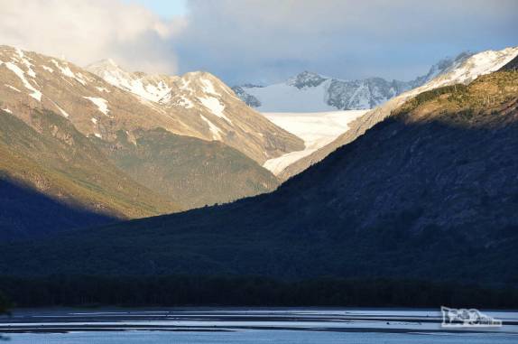 Geleira iluminada pela luz de fim de tarde na região de Villa O'Higgins, no sul do Chile